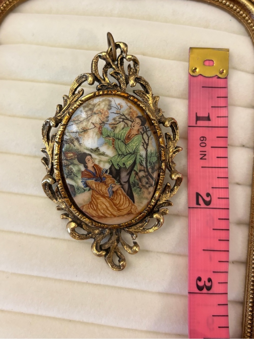 Vintage 1970’s Cameo Brooch Courting Asian Couple Under Cherry Blossom Tree - Picture 3 of 6